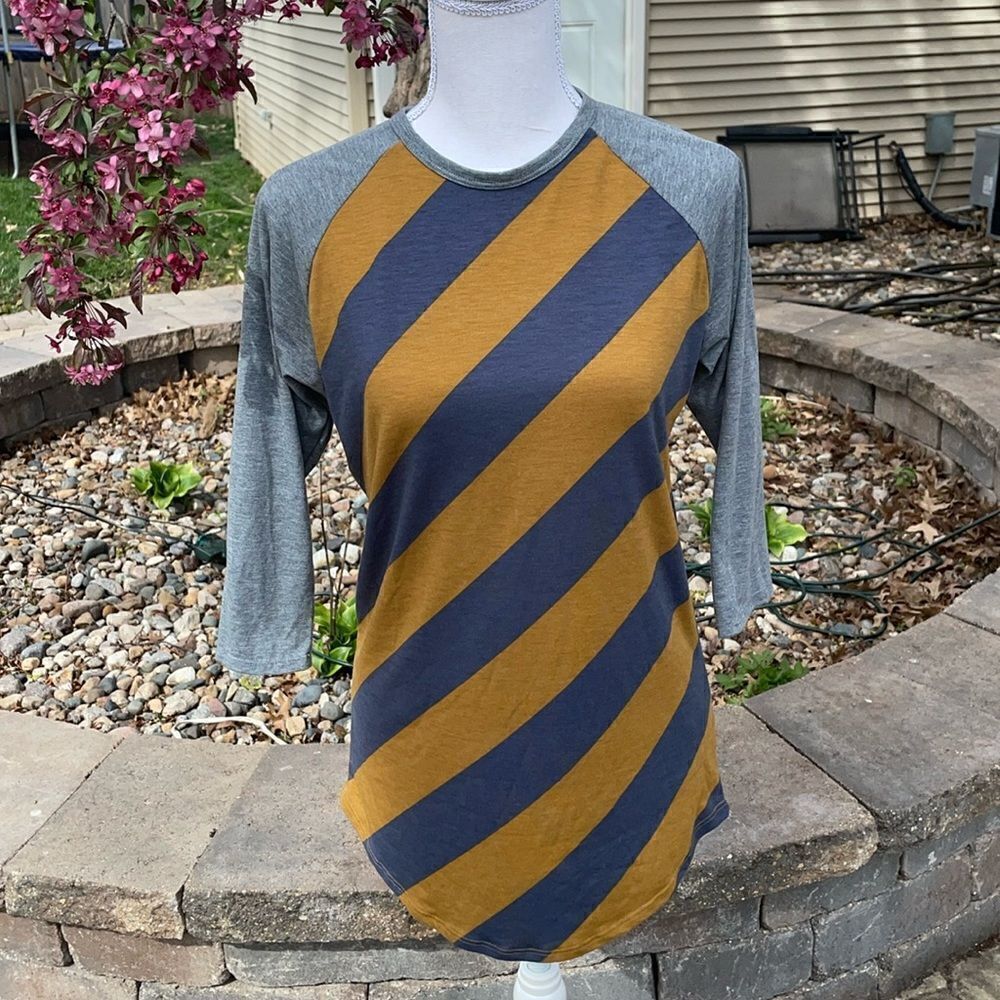 ✨LuLaRoe Mustard & Gold Striped Raglan Randy Top